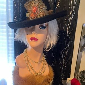 Vintage black🎩 brim fedora with multi feathers and cornelian embellishment🎩